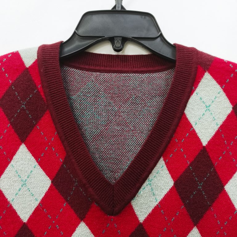 kardigan inc, biely továrenský pletený sveter