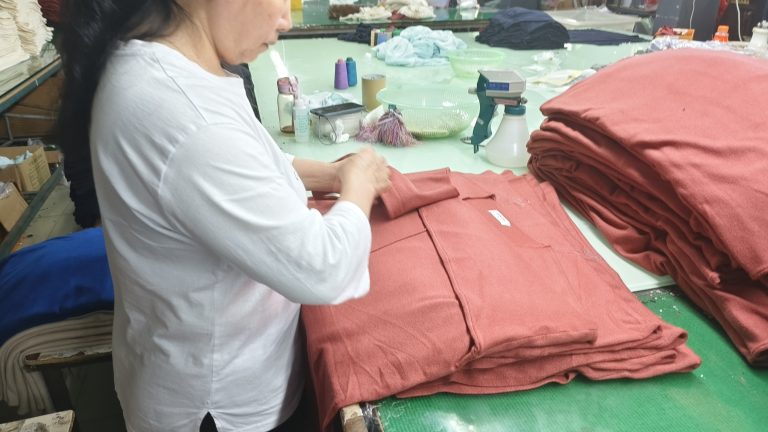 výroba dámských svetrů,výrobci skotských kašmírových svetrů,pletárny v Karáčí
